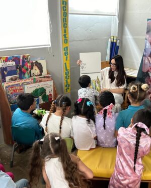 Alexandra Pomales Instagram - Hoy tuvimos la hermosa oportunidad de visitar una escuela y servir a nuestros pequeños. 🫶🏻 Cada niño merece sentirse visto y valorado. Comenzar a enseñarles sobre la importancia de ayudar a los demás desde tan temprana edad, ya sea en escuelas, comunidades o cualquier lugar donde podamos hacer la diferencia, trae innumerables beneficios.

A los 3 años, los niños son esponjas que absorben todo lo que ven y experimentan. Al involucrarlos en actos de servicio, les enseñamos empatía, generosidad y la alegría de dar. Estos momentos les ayudan a desarrollar habilidades sociales, a entender el valor del trabajo en equipo y a construir conexiones significativas con los demás.

Además, al mostrarles ejemplos de servicio, estamos formando una generación más consciente y solidaria. Cada pequeño acto cuenta y juntos podemos sembrar la semilla de un futuro más compasivo. 🌍❤️ #ServirEsAmar #EducarConEjemplo #mama #momblog 

PD: so proud of you @roskojaime