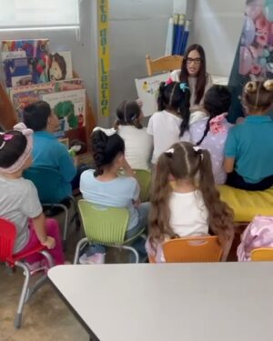 Alexandra Pomales Instagram - Hoy tuvimos la hermosa oportunidad de visitar una escuela y servir a nuestros pequeños. 🫶🏻 Cada niño merece sentirse visto y valorado. Comenzar a enseñarles sobre la importancia de ayudar a los demás desde tan temprana edad, ya sea en escuelas, comunidades o cualquier lugar donde podamos hacer la diferencia, trae innumerables beneficios.

A los 3 años, los niños son esponjas que absorben todo lo que ven y experimentan. Al involucrarlos en actos de servicio, les enseñamos empatía, generosidad y la alegría de dar. Estos momentos les ayudan a desarrollar habilidades sociales, a entender el valor del trabajo en equipo y a construir conexiones significativas con los demás.

Además, al mostrarles ejemplos de servicio, estamos formando una generación más consciente y solidaria. Cada pequeño acto cuenta y juntos podemos sembrar la semilla de un futuro más compasivo. 🌍❤️ #ServirEsAmar #EducarConEjemplo #mama #momblog 

PD: so proud of you @roskojaime