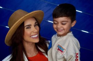 Alexandra Pomales Instagram - “Mamá no me dejes fuera de la foto!” Mi bebé siempre está conmigo y pues así quedó la foto 🥹🫶🏻