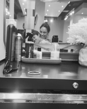 Alexandra Pomales Instagram - Mi realidad se transforma en lo que deseo 💫

📍 @molecula.salon 

Gracias @glory.aviles por ser parte de las personas que nos ha dado tanto amor y apoyo cuando más lo necesitábamos💚