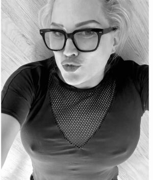 Alice Evans Instagram - Felt cute ( I mean, searched through the last two years of photos desperately looking for something to resemble ‘cute’) 

Might delete later. 🤣

Have a wonderful weekend each and every one of you. 😊

#Happytimes
#datenight
#secrets
#ornot
#feltcute 
#feltcitemightdeletelater 
#potd 
#insta 
#bts 
#newman 
#fashion 
#love 
#happyweekendmyloves 
#letsseewhathappens 
#help🤣