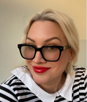 Alice Evans Instagram - Felt cute ( I mean, searched through the last two years of photos desperately looking for something to resemble ‘cute’) 

Might delete later. 🤣

Have a wonderful weekend each and every one of you. 😊

#Happytimes
#datenight
#secrets
#ornot
#feltcute 
#feltcitemightdeletelater 
#potd 
#insta 
#bts 
#newman 
#fashion 
#love 
#happyweekendmyloves 
#letsseewhathappens 
#help🤣