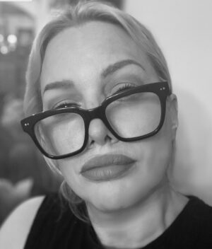 Alice Evans Instagram - Felt cute ( I mean, searched through the last two years of photos desperately looking for something to resemble ‘cute’) 

Might delete later. 🤣

Have a wonderful weekend each and every one of you. 😊

#Happytimes
#datenight
#secrets
#ornot
#feltcute 
#feltcitemightdeletelater 
#potd 
#insta 
#bts 
#newman 
#fashion 
#love 
#happyweekendmyloves 
#letsseewhathappens 
#help🤣