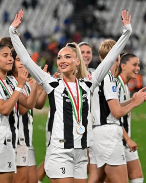 Alisha Lehmann Instagram - To my team: I’m so proud of every single player, the personalities we have and all the work we‘ve put into the trainings and games. We grew as a team and we won as a team. We got incredible players and we always play for each other. To be part of this amazing journey and team is just a great feeling, we are one. We are JUVENTUS, we are YOUTH and we are TOGETHER. FINO ALLA FINE ALL TOGETHER. Now we focus on the Cup final next weekend, together we make dreams come true 🤍🖤