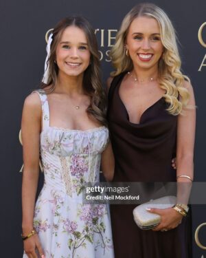 Alisha Weir Instagram - The Olivier Awards!! 🥹💜🫶🏻 
We had the best time, thank you so much @bordgaisenergytheatre @trafalgarent @fiddlerontheroofuk @olivierawards ✨ 
Love Alish 🤍