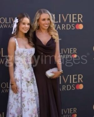 Alisha Weir Instagram - The Olivier Awards!! 🥹💜🫶🏻 
We had the best time, thank you so much @bordgaisenergytheatre @trafalgarent @fiddlerontheroofuk @olivierawards ✨ 
Love Alish 🤍