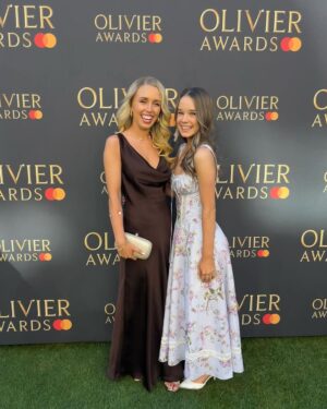 Alisha Weir Instagram - The Olivier Awards!! 🥹💜🫶🏻 
We had the best time, thank you so much @bordgaisenergytheatre @trafalgarent @fiddlerontheroofuk @olivierawards ✨ 
Love Alish 🤍