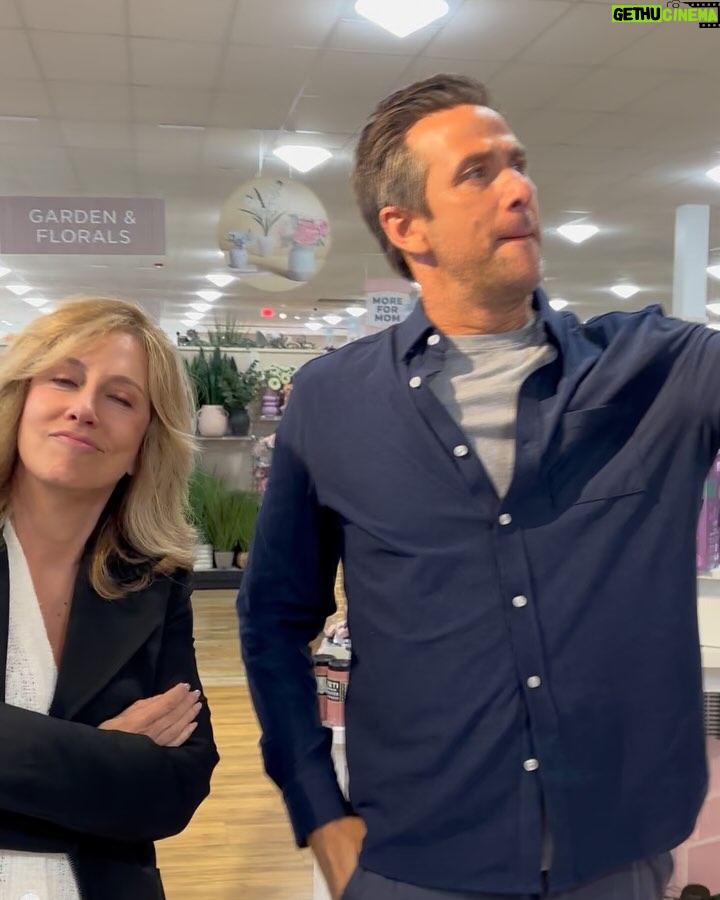 Alisyn Camerota - 1K Likes - So, i thought we were going to @homegoods to find a bookcase for our Sanity studio. Clearly @davebriggstv had other plans. Little did I know he considers this place his nirvana. We never did get a bookcase, but hey, we did find a giant pizza totem…or something.
#sanity #studiodecor #homegoods