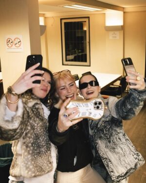Alli Neumann Instagram - die haben so viel flair und so hotte alben gedropped.. 💿🪐
 
📸 @samuel.bosshardt