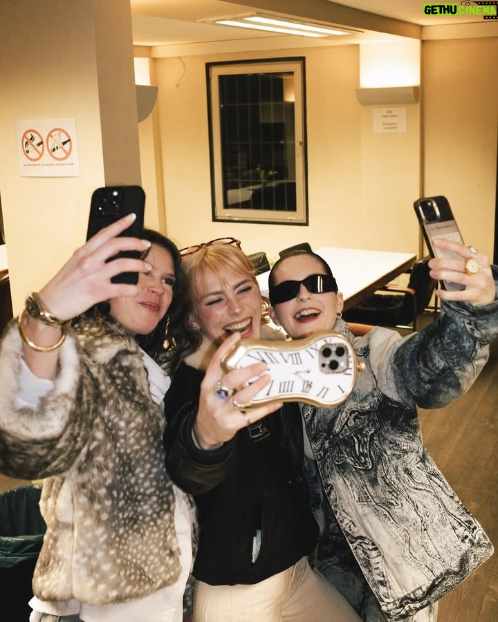 Alli Neumann - 4.8K Likes - die haben so viel flair und so hotte alben gedropped.. 💿🪐
📸 @samuel.bosshardt
