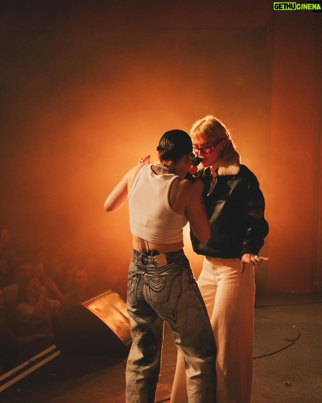 Alli Neumann - 4.8K Likes - die haben so viel flair und so hotte alben gedropped.. 💿🪐
📸 @samuel.bosshardt