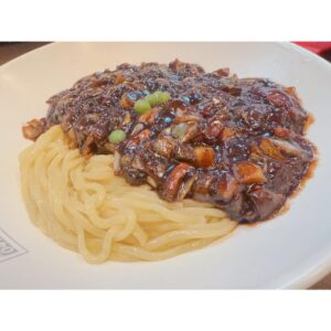 Amane Shindo Instagram - ママとおばあちゃんと新大久保行ってきた✨️

ずっと行ってみたかった＆食べてみたかった #香港飯店 の탕수육（タンスユク）😋
超美味しかった〜Ｔ꒳Ｔ🍽♥
정말 맛있어！！！！

 #新大久保  #ねすぐらむ