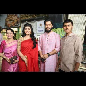 Amrutha Prem Instagram - ನಮ್ಮ ಹೊಸ ಚಿತ್ರದ ಮುಹೂರ್ತ ❤️✨
ನಿಮ್ಮ ಪ್ರೀತಿ ಪ್ರೋತ್ಸಾಹ ಇರಲಿ🤗🌻.
Feeling truly grateful to @geethapictures and @nimmashivarajkumar sir for this incredible opportunity🙏🏻❤️. I’m thrilled to be playing the female lead in #Pabbar, and we officially began this exciting journey with today’s muhurtha.
A heartfelt thank you to @sandeep_sunkada sir, director of #Shakhahaari, for entrusting me with this role. @dheerenrk, playing the male lead—congratulations! The poster looks absolutely stunning✨. I feel immensely blessed to be working alongside such a talented team, and we’re committed to bringing a memorable theatre experience to all of you.
We humbly seek your love, support, and blessings as we embark on this new chapter.
❤️
