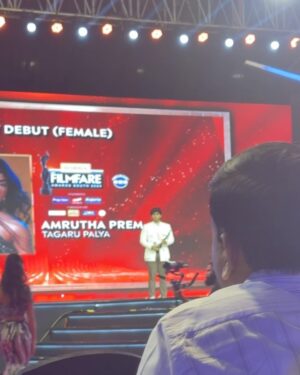 Amrutha Prem Instagram - Thankyou Universe🤞🏻🤍
ಇದರ ಹಿಂದೆ ಪ್ರಮುಖ ಕಾರಣರಾದ ನಿಮ್ಮೆಲ್ಲರಿಗೂ ಹೃತ್ಪೂರ್ವಕ ಧನ್ಯವಾದಗಳು💛❤️

A beautiful night to be remembered 03.08.2024🖤🙇🏻‍♀️
Best Debut Female(Kannada)#tagarupalya ✨🌻
Thankyou @filmfare ❤️
@dhananjaya_ka @umeshkutni @dr.bhushana @vasuki_vaibhav_ #rangayanaraghu Sir @tharanooradha_official @yashaswini_nachappa @jyothiprem1008 @premnenapirali #familyandfriends And to all my dearest sunshines who stood throughout pouring all the love and support 🫂💛❤️Thankyou Thankyouu so much 🙇🏻‍♀️.
This blacklady is dedicated to all of you👆🏻🖤. 
Loveyou all. Forever grateful and indebted 🌻

P.S: Mumma was more excited and happier than me couldn’t focus on video capturing🙈🤭😘
🧿