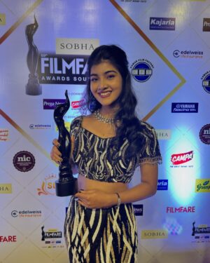 Amrutha Prem Instagram - Thankyou Universe🤞🏻🤍
ಇದರ ಹಿಂದೆ ಪ್ರಮುಖ ಕಾರಣರಾದ ನಿಮ್ಮೆಲ್ಲರಿಗೂ ಹೃತ್ಪೂರ್ವಕ ಧನ್ಯವಾದಗಳು💛❤️

A beautiful night to be remembered 03.08.2024🖤🙇🏻‍♀️
Best Debut Female(Kannada)#tagarupalya ✨🌻
Thankyou @filmfare ❤️
@dhananjaya_ka @umeshkutni @dr.bhushana @vasuki_vaibhav_ #rangayanaraghu Sir @tharanooradha_official @yashaswini_nachappa @jyothiprem1008 @premnenapirali #familyandfriends And to all my dearest sunshines who stood throughout pouring all the love and support 🫂💛❤️Thankyou Thankyouu so much 🙇🏻‍♀️.
This blacklady is dedicated to all of you👆🏻🖤. 
Loveyou all. Forever grateful and indebted 🌻

P.S: Mumma was more excited and happier than me couldn’t focus on video capturing🙈🤭😘
🧿