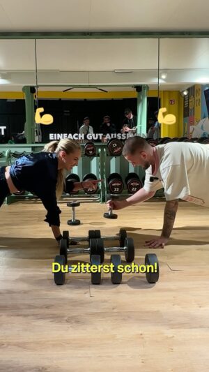 Ana Maria Marković Instagram - Ana vs. Tone in der @mcfit Plank Challenge! 🏋️ Verletzter Finger bei Ana? Nebensache 💪