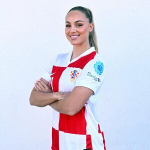 Ana Maria Marković Instagram - Najbolji osjećaj kad himna počne svirati… #lijepanaša #obitelj #hrvatska🇭🇷