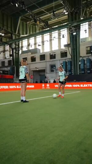 Ana Maria Marković Instagram - Dieser Punkt geht an Ana, stay tuned für weitere Challenges zusammen! 😝
•
•
•
#challenge #dúo #fussball #frauenfussball #fußballchallenge #ballerleague #lasligasladies #bestfriends