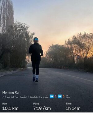 Ana Nemati Instagram - زندگی از برای تجربه ، برای زیستن ، نا آگاهانه و گاهی و فصلی و زمانی آگاهانه .. چه زیبا و شگفت انگیز باشد که این زیستن ها و قدم ها در کنار عزیزانی باشد که بیاموزی و یاد بگیری که چگونه و چرا در آن تجربه قدم گذاشتی و فصلی را شروع کردی ..
و چه زیباست این سر فصل های قصه زندگی و زیستن 🪬و چه لذت بخش و مسرور بر انگیز است در کنار کسانی بودن که سرشار از عشق هستن و لحظات زیبای را در زندگی شمارت ثبت میکنند 🙏🏻
در این سال جدید ، و شروعش مسیری زیبا آموختم 🙏🏻آموختم هیجان ها و بازی نَفس را که گوئی تمامی ندارد ..آموختم باز از آموزه های تجربه هایم برای گام های بعد 🌟
با شما به اشتراک میگذارم این لحظه ها را از دنیای کوچکم ، بعد از یک وقفه به دلیل اسیب از ورزش زیاد بدون ریکاوری ، دوباره نرم و با حوصله و فقط لذت بردن از مسیر زیبا و کشف کردن 🕊️🌱💫
@shotarunteam 
@dafooti 🕊️🙏🏻🌟🫡
یک روز 🌀یک مکان 🌀یک زمان
🌟این یک تجربه کوچک از یک شروع در کنار کسانیکه ،تمرینات هر روزشون ، مسابقات خفنی که رفتن و میرن دیگه از سرعت و کیلومتر و عدد …گذشته 🌟🙌 
همراستای ذهن ، نفس ، و جسم 
بماند به یادگار 🌱
#تجربه_زیستن #دویدن #شاطران #آنا_نعمتی #آناهیتا_نعمتی #همراستائ_ذهن_جسم_نفس#با_دویدن_کشف_کن #تجربه_کن 
#runing #shotarun #lifequotes #lifestyle #annanemati #annahitanemati #run #shotarunteam #shutupandrun #dafoti