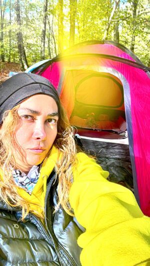 Ana Nemati Instagram - و سفرها بسیار باید برای دانستن ، برای زندگی و رشد ، دیدن ها ، شنیدن ها ..و اینگونه رقم خورد این سفر زمینی و مسیری که پا گذاشتم در دل آن و غرق شدم در عاشقی وجودش که هیچ عشقی را مثالش نتوان بیان کرد 🩵
در آنالمای زمان جاری در نَفس ‌‌ِ عاشقانه زیستن میبرد ترا در آغوش خود ♾️ رها باش ، آزاد ، در سکوت محض نظاره گر بودنت از برای .!؟ از برای چه ؟؟؟ گاهی باید از خود پرسید ، زندگی و بودن از برای چه ؟!! زیستن چگونه ! در آرامش ، در صلح وجود ، در وحدت و عاشقی وجود 🌀
👁️هر آنچه در جستن آنی ، آنی 👁️
قصه زندگیت را برای خودت زیبا بنویس ، نه از برای نگاه خودهای دیگر ، چرا که راه رشد هر یک ما مسیر زیبای خود را دارد ،در کنار هم 🌱
زیبا ببین عاشقانه های که برای توست ، آموزه هایش ، آگاهانه ببینیم و بشنویم و باشیم و بمانیم در حال زیبای بودن 💫
تجربه زیستنم تا به حال این را از ذات هستی به من آموخت ، راه بسیار و آموختن بسیار ،،،
یادم میماند هر لحظه آگاه باشم 🙌 
#آنالما #سفرنامه #طبیعت_بکر_ایران #آنا_نعمتی #طبیعت #کمپینگ_در_جنگل #مراقب_طبیعت_هستیم #قصه_های_طبیعت #قصه_من #سفرنامه_آناهیتا_نعمتی #دلنوشته #سفر_زندگی_از_برای_چه#عکس_آناهیتا_نعمتی #زیستن_آگاهانه 
🪬بماند به یادگار ، برایت آرزو میکنم تجربه این لحظه های شگفت انگیز زیستن را 💫🌟🪬
#annalema #annalema0 #annanematipic #camping #travel_the_world #travel_of_annahita_nemati #naturelovers #fallow_the_sun #annanemati #iran #tobelove
مرسی از همسفر های پر از مهر و نازنینم در این سفر شگفت انگیز
🌟راهیشو ، بهار بزرگ نیا 🌟
Music: @enigmamusic.eu
 Fallowing The Sun