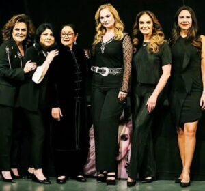 Ana Patricia Rojo Instagram - Después de realizar una exitosa gira de diez meses por el país, así como Estados Unidos y Puerto Rico, la obra ‘Las Leonas’ comenzó temporada en el Teatro México de la capital, donde el fin de semana registró funciones llenas.

Las historias de cinco mujeres, interpretadas en alternancia por Angélica Aragón @_angelica_aragon_ , Victoria Ruffo @victoriaruffo, Ana Patricia Rojo @ap_rojo , Mara Patricia Castañeda @marapatriciacastaneda , Paola Rojas  @paolarojas y Lupita Jones @lupjones , hablan de distintas perspectivas femeninas que van más allá de palabras como el empoderamiento.

La conjunción de este grupo de actrices, comunicadoras y periodistas de impecable trayectoria, le ha dado al público una experiencia irrepetible.