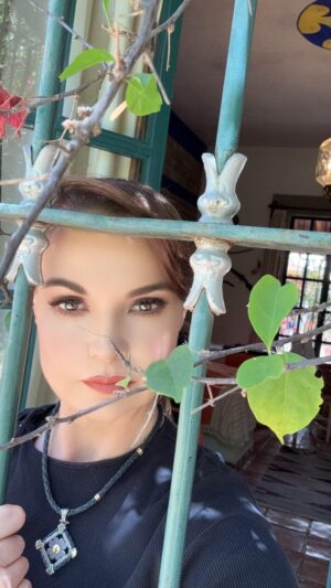 Ana Patricia Rojo Instagram - Esta mañana grabando en Malinalco, disfrutando el aquí y el ahora. Agradeciendo tu presencia en mi vida.. Todo pasa en Monteverde💚 @monteverdeof