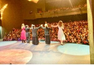 Ana Patricia Rojo Instagram - Qué bendición tan grande tener el teatro lleno de esta manera, escuchar las risas y los aplausos.. Gracias, gracias, gracias.. @lasleonasteatro @omarproductor @marapatriciacastaneda @lupjones @victoriaruffo #angelicaaragon 🎭❤️🥰