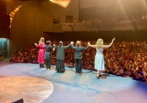 Ana Patricia Rojo Instagram - Qué bendición tan grande tener el teatro lleno de esta manera, escuchar las risas y los aplausos.. Gracias, gracias, gracias.. @lasleonasteatro @omarproductor @marapatriciacastaneda @lupjones @victoriaruffo #angelicaaragon 🎭❤️🥰