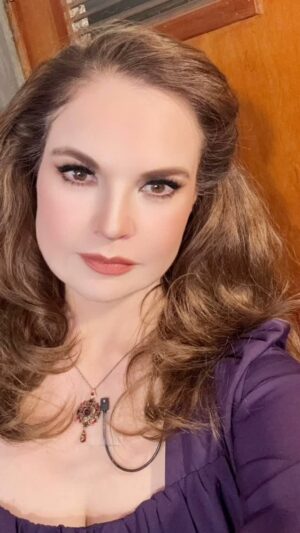 Ana Patricia Rojo Instagram - Siempre me he preguntado cómo habría sido vivir en otra época.. Aquí y ahora dos funciones de @lasleonasteatro .. Los esperamos 🎭😊🙏🏼