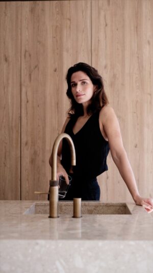 Ana Varela Instagram - Falam-me em poupança de água e eu não consigo resistir a uma torneira..🚰 mas calma não é só uma torneira! A @quookerportugal é um sistema que oferece água a ferver a 100°C, água fresca com e sem gás, directamente da torneira e toda filtrada! Um sistema que entrega apenas a água que se utiliza, de forma imediata, sem desperdícios! Já não é preciso deixar a água a correr até aquecer, já não são precisas chaleiras, água no frigorífico, nem comprar água engarrafada!!

Curiosos? Façam todas as perguntas! Eu tive imensas quando conheci a @quookerportugal .

Acreditem, esta é a torneira que não sabiam que precisavam! 💧🌱

#quooker #torneiraquooker #quookerportugal #parceria #poupançadeágua
#sustentabilidade