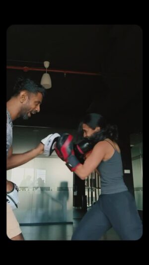 Anagha Ravi Instagram - Natasha isn’t so SOFT after all 😎💪🏻 Still got some hands after a few months of break @itsanagharavi . Keep up the good spirit. You make us all proud. Hard-work pay off time!!! Stay Graceful as always Akku!! ❤️🫂

#panjarapunch #alappuzhagymkhana #boxing #khalidrahman #boxer