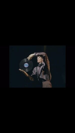 Anahita Dargahi Instagram - 🎭

نمایش «کلاغ‌خونی»

مدیر هنری و تهیه‌کننده: آناهیتا درگاهی
نویسنده و کارگردان: متین نصیری / دیبا حکیم‌الهی

گروه بازیگران (به ترتیب الفبا):

عرشیا ارژن، مینا اعلایی، علی جنابی، دیبا حکیم الهی، آرش رستم بیگی، رایا رمضانی، رادمان سائر، هستی عرب، هستی عرش، کسری کبیری، بردیا مختاری، متین نصیری، مارال مهاجر، کیانا هویدا

مشاور کارگردان و مجری طرح: کیمیا اعتمادی
طراح پوستر: آیدین قشلاقی
تیزر: پوریا تکاور، علیرضا پرتو
تدوین تیزر: مهدی آشپزیان
گروه کارگردانی: روژان عزتی، شیرین ترکمن، بهنام شاملو، نگین نشاط
ترانه‌سرا و آهنگساز: دیبا حکیم‌الهی

🗓 از ۲۵ شهریور
🕤 ساعت ۲۱:۳۰
📍 تماشاخانه ملک

🖋️دانشجویان عزیز می‌توانند با 
  تخفیف، نمایش را تماشا کنند. 

🎟 پیش‌فروش بلیت آغاز شد:

https://www.tiwall.com/p/kalaghekhouni
.
Music: L’appuntamento by Ornella Vanoni