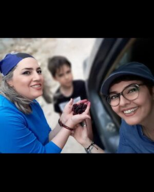 Anahita Hemmati Instagram - .
رفیق بی کلک همیشه مادر نیست، من چند تا دوست دارم که حقیقتا بی کلک هستند درست مثل "مادر"
یکی از آنها میناست که نام شناسنامه ای اش #منصوره_دهقانی است، ولی من #مینه_مینه صداش میکنم.😘🥰 عمر رفاقت من و مینه مینه خیلی کمتر از  نازی و سیمین و دو سپیده اس که بالای سی ساله با هم دوستیم ولی کیفیتش به همون اندازه خوب و عالی و محشره. رفیق صمیمی یعنی کسی که باهاش از ته دل میخندیم و گریه میکنیم. از خوشحالی هم شاد میشیم و از غصه های روزگار "با هم" غمگین میشیم. ما راه خوشحال کردن همدیگرو تمام و کمال بلد هستیم، گاهی حتی در اوج استیصال و ناامیدی همدیگرو شارژ میکنیم و بهم انرژی تزریق میکنیم.
خوشبختانه سر و کار ما در زندگی فقط با هنر بوده و هنرمندیم، تپش قلب ما و نفسمون با #هنر عجین شده بنابراین حساسیت ها و درک مشابهی از مسائل روزگارمون داریم و بدون فیلتر با هم در ارتباط هستیم و یگدیگر رو از بُنِ جان درک میکنیم و میفهمیم. گاهی با کوتاهترین جملات و گاهی حتی یک کلمه به فهمی مشترک دست پیدا میکنیم.
حالا تولد دوست عزیزم #مینه_مینه اس. و من از ته قلب و دلم بابت داشتن چنین دوست فرهیخته، باشعور و تاثیر گذاری از زمین و زمان ممنونم. مینه مینه جون #تولدت_مبارک، وجود تو همچون نور در زندگی منست. دستان زیبا و هنرمندت رو میبوسم و آرزو میکنم از گزند روزگار در امان باشی. خیلی خیلی دوستت دارم.
#رفیق_شفیق #تولدت_مبارک #دوستیمون_پاینده #رفقای_ناب 
#birthdaygirl #friendship #bff
@mansoure.dehghani
@n_partozadeh @siminazadi75 @ps_sepideh @sepid__nour
#منصوره_دهقانی #مینا 
#نازی_پرتوزاده #سیمین_آزادی #سپیده_نوربخش #سپیده_صدوقی
#آناهیتا_همتی #آناهیتاهمتی #آناهیتا 
#anahitahemmati