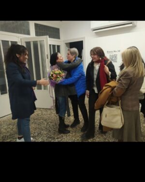 Anahita Hemmati Instagram - .
رفیق بی کلک همیشه مادر نیست، من چند تا دوست دارم که حقیقتا بی کلک هستند درست مثل "مادر"
یکی از آنها میناست که نام شناسنامه ای اش #منصوره_دهقانی است، ولی من #مینه_مینه صداش میکنم.😘🥰 عمر رفاقت من و مینه مینه خیلی کمتر از  نازی و سیمین و دو سپیده اس که بالای سی ساله با هم دوستیم ولی کیفیتش به همون اندازه خوب و عالی و محشره. رفیق صمیمی یعنی کسی که باهاش از ته دل میخندیم و گریه میکنیم. از خوشحالی هم شاد میشیم و از غصه های روزگار "با هم" غمگین میشیم. ما راه خوشحال کردن همدیگرو تمام و کمال بلد هستیم، گاهی حتی در اوج استیصال و ناامیدی همدیگرو شارژ میکنیم و بهم انرژی تزریق میکنیم.
خوشبختانه سر و کار ما در زندگی فقط با هنر بوده و هنرمندیم، تپش قلب ما و نفسمون با #هنر عجین شده بنابراین حساسیت ها و درک مشابهی از مسائل روزگارمون داریم و بدون فیلتر با هم در ارتباط هستیم و یگدیگر رو از بُنِ جان درک میکنیم و میفهمیم. گاهی با کوتاهترین جملات و گاهی حتی یک کلمه به فهمی مشترک دست پیدا میکنیم.
حالا تولد دوست عزیزم #مینه_مینه اس. و من از ته قلب و دلم بابت داشتن چنین دوست فرهیخته، باشعور و تاثیر گذاری از زمین و زمان ممنونم. مینه مینه جون #تولدت_مبارک، وجود تو همچون نور در زندگی منست. دستان زیبا و هنرمندت رو میبوسم و آرزو میکنم از گزند روزگار در امان باشی. خیلی خیلی دوستت دارم.
#رفیق_شفیق #تولدت_مبارک #دوستیمون_پاینده #رفقای_ناب 
#birthdaygirl #friendship #bff
@mansoure.dehghani
@n_partozadeh @siminazadi75 @ps_sepideh @sepid__nour
#منصوره_دهقانی #مینا 
#نازی_پرتوزاده #سیمین_آزادی #سپیده_نوربخش #سپیده_صدوقی
#آناهیتا_همتی #آناهیتاهمتی #آناهیتا 
#anahitahemmati