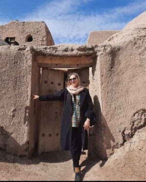 Anahita Hemmati Instagram - .
رفیق بی کلک همیشه مادر نیست، من چند تا دوست دارم که حقیقتا بی کلک هستند درست مثل "مادر"
یکی از آنها میناست که نام شناسنامه ای اش #منصوره_دهقانی است، ولی من #مینه_مینه صداش میکنم.😘🥰 عمر رفاقت من و مینه مینه خیلی کمتر از  نازی و سیمین و دو سپیده اس که بالای سی ساله با هم دوستیم ولی کیفیتش به همون اندازه خوب و عالی و محشره. رفیق صمیمی یعنی کسی که باهاش از ته دل میخندیم و گریه میکنیم. از خوشحالی هم شاد میشیم و از غصه های روزگار "با هم" غمگین میشیم. ما راه خوشحال کردن همدیگرو تمام و کمال بلد هستیم، گاهی حتی در اوج استیصال و ناامیدی همدیگرو شارژ میکنیم و بهم انرژی تزریق میکنیم.
خوشبختانه سر و کار ما در زندگی فقط با هنر بوده و هنرمندیم، تپش قلب ما و نفسمون با #هنر عجین شده بنابراین حساسیت ها و درک مشابهی از مسائل روزگارمون داریم و بدون فیلتر با هم در ارتباط هستیم و یگدیگر رو از بُنِ جان درک میکنیم و میفهمیم. گاهی با کوتاهترین جملات و گاهی حتی یک کلمه به فهمی مشترک دست پیدا میکنیم.
حالا تولد دوست عزیزم #مینه_مینه اس. و من از ته قلب و دلم بابت داشتن چنین دوست فرهیخته، باشعور و تاثیر گذاری از زمین و زمان ممنونم. مینه مینه جون #تولدت_مبارک، وجود تو همچون نور در زندگی منست. دستان زیبا و هنرمندت رو میبوسم و آرزو میکنم از گزند روزگار در امان باشی. خیلی خیلی دوستت دارم.
#رفیق_شفیق #تولدت_مبارک #دوستیمون_پاینده #رفقای_ناب 
#birthdaygirl #friendship #bff
@mansoure.dehghani
@n_partozadeh @siminazadi75 @ps_sepideh @sepid__nour
#منصوره_دهقانی #مینا 
#نازی_پرتوزاده #سیمین_آزادی #سپیده_نوربخش #سپیده_صدوقی
#آناهیتا_همتی #آناهیتاهمتی #آناهیتا 
#anahitahemmati