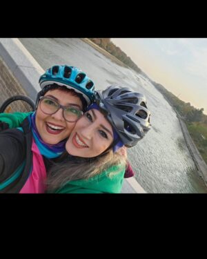 Anahita Hemmati Instagram - .
رفیق بی کلک همیشه مادر نیست، من چند تا دوست دارم که حقیقتا بی کلک هستند درست مثل "مادر"
یکی از آنها میناست که نام شناسنامه ای اش #منصوره_دهقانی است، ولی من #مینه_مینه صداش میکنم.😘🥰 عمر رفاقت من و مینه مینه خیلی کمتر از  نازی و سیمین و دو سپیده اس که بالای سی ساله با هم دوستیم ولی کیفیتش به همون اندازه خوب و عالی و محشره. رفیق صمیمی یعنی کسی که باهاش از ته دل میخندیم و گریه میکنیم. از خوشحالی هم شاد میشیم و از غصه های روزگار "با هم" غمگین میشیم. ما راه خوشحال کردن همدیگرو تمام و کمال بلد هستیم، گاهی حتی در اوج استیصال و ناامیدی همدیگرو شارژ میکنیم و بهم انرژی تزریق میکنیم.
خوشبختانه سر و کار ما در زندگی فقط با هنر بوده و هنرمندیم، تپش قلب ما و نفسمون با #هنر عجین شده بنابراین حساسیت ها و درک مشابهی از مسائل روزگارمون داریم و بدون فیلتر با هم در ارتباط هستیم و یگدیگر رو از بُنِ جان درک میکنیم و میفهمیم. گاهی با کوتاهترین جملات و گاهی حتی یک کلمه به فهمی مشترک دست پیدا میکنیم.
حالا تولد دوست عزیزم #مینه_مینه اس. و من از ته قلب و دلم بابت داشتن چنین دوست فرهیخته، باشعور و تاثیر گذاری از زمین و زمان ممنونم. مینه مینه جون #تولدت_مبارک، وجود تو همچون نور در زندگی منست. دستان زیبا و هنرمندت رو میبوسم و آرزو میکنم از گزند روزگار در امان باشی. خیلی خیلی دوستت دارم.
#رفیق_شفیق #تولدت_مبارک #دوستیمون_پاینده #رفقای_ناب 
#birthdaygirl #friendship #bff
@mansoure.dehghani
@n_partozadeh @siminazadi75 @ps_sepideh @sepid__nour
#منصوره_دهقانی #مینا 
#نازی_پرتوزاده #سیمین_آزادی #سپیده_نوربخش #سپیده_صدوقی
#آناهیتا_همتی #آناهیتاهمتی #آناهیتا 
#anahitahemmati