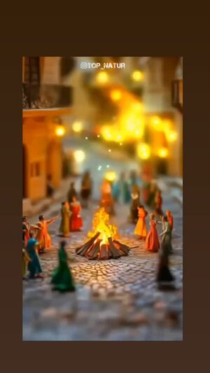 Anahita Hemmati Instagram - .
جشن چهار شنبه سوری واقعی این جوری بوده و خواهد بود. 
دست از جنگ و نارنجک و توپ و تانک بردارید، به جاش آواز بخونین و برقصین و از روی آتیش بپرین....
#چهار_شنبه_سوری_مبارک #پاینده_ایران #جشن_باستانی_ایرانیان