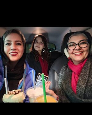 Anahita Hemmati Instagram - .
رفیق بی کلک همیشه مادر نیست، من چند تا دوست دارم که حقیقتا بی کلک هستند درست مثل "مادر"
یکی از آنها میناست که نام شناسنامه ای اش #منصوره_دهقانی است، ولی من #مینه_مینه صداش میکنم.😘🥰 عمر رفاقت من و مینه مینه خیلی کمتر از  نازی و سیمین و دو سپیده اس که بالای سی ساله با هم دوستیم ولی کیفیتش به همون اندازه خوب و عالی و محشره. رفیق صمیمی یعنی کسی که باهاش از ته دل میخندیم و گریه میکنیم. از خوشحالی هم شاد میشیم و از غصه های روزگار "با هم" غمگین میشیم. ما راه خوشحال کردن همدیگرو تمام و کمال بلد هستیم، گاهی حتی در اوج استیصال و ناامیدی همدیگرو شارژ میکنیم و بهم انرژی تزریق میکنیم.
خوشبختانه سر و کار ما در زندگی فقط با هنر بوده و هنرمندیم، تپش قلب ما و نفسمون با #هنر عجین شده بنابراین حساسیت ها و درک مشابهی از مسائل روزگارمون داریم و بدون فیلتر با هم در ارتباط هستیم و یگدیگر رو از بُنِ جان درک میکنیم و میفهمیم. گاهی با کوتاهترین جملات و گاهی حتی یک کلمه به فهمی مشترک دست پیدا میکنیم.
حالا تولد دوست عزیزم #مینه_مینه اس. و من از ته قلب و دلم بابت داشتن چنین دوست فرهیخته، باشعور و تاثیر گذاری از زمین و زمان ممنونم. مینه مینه جون #تولدت_مبارک، وجود تو همچون نور در زندگی منست. دستان زیبا و هنرمندت رو میبوسم و آرزو میکنم از گزند روزگار در امان باشی. خیلی خیلی دوستت دارم.
#رفیق_شفیق #تولدت_مبارک #دوستیمون_پاینده #رفقای_ناب 
#birthdaygirl #friendship #bff
@mansoure.dehghani
@n_partozadeh @siminazadi75 @ps_sepideh @sepid__nour
#منصوره_دهقانی #مینا 
#نازی_پرتوزاده #سیمین_آزادی #سپیده_نوربخش #سپیده_صدوقی
#آناهیتا_همتی #آناهیتاهمتی #آناهیتا 
#anahitahemmati