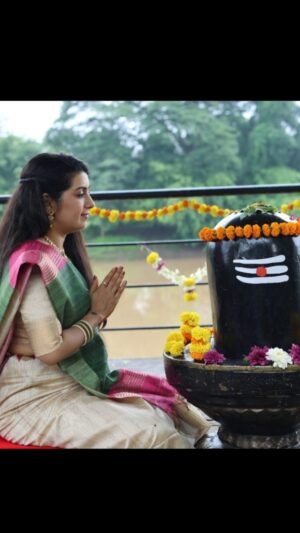 Anamika Singh Instagram - महाशिवरात्रि की हार्दिक शुभकामनाएँ.....
सानन्दमानन्दवने वसन्तं
आनन्दकन्दं हतपापवृन्दम्।
वाराणसीनाथमनाथनाथं
श्रीविश्वनाथं शरणं प्रपद्ये॥
Shri Kashi Vishwanath mantra ...
Om namah Shiway. ..
#shivratri #mahashivratri #omnamahshivaya #kashivishwanath #mahakumbh #prayagraj #sangam #anamikasingh #kashivishwanath #kashi #varanasi