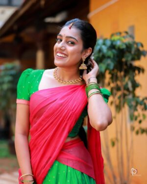 Ananya Amar Instagram - ಬೆಂಗಳೂರು ಪಟ್ಟಣದ ಬೊಂಬೆ 🌺 
outfit : Anki's wardrobe 🤍
pc @pavanphotography__ ☺️ 
.
.
#beingbujji #ananyaamar #BB2 #ZeeKannada #BharjariBachelorsSeason2