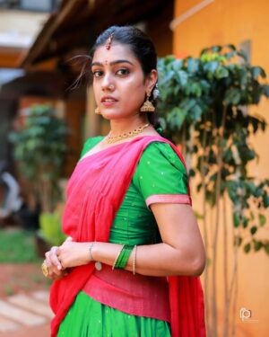 Ananya Amar Instagram - ಬೆಂಗಳೂರು ಪಟ್ಟಣದ ಬೊಂಬೆ 🌺 
outfit : Anki's wardrobe 🤍
pc @pavanphotography__ ☺️ 
.
.
#beingbujji #ananyaamar #BB2 #ZeeKannada #BharjariBachelorsSeason2