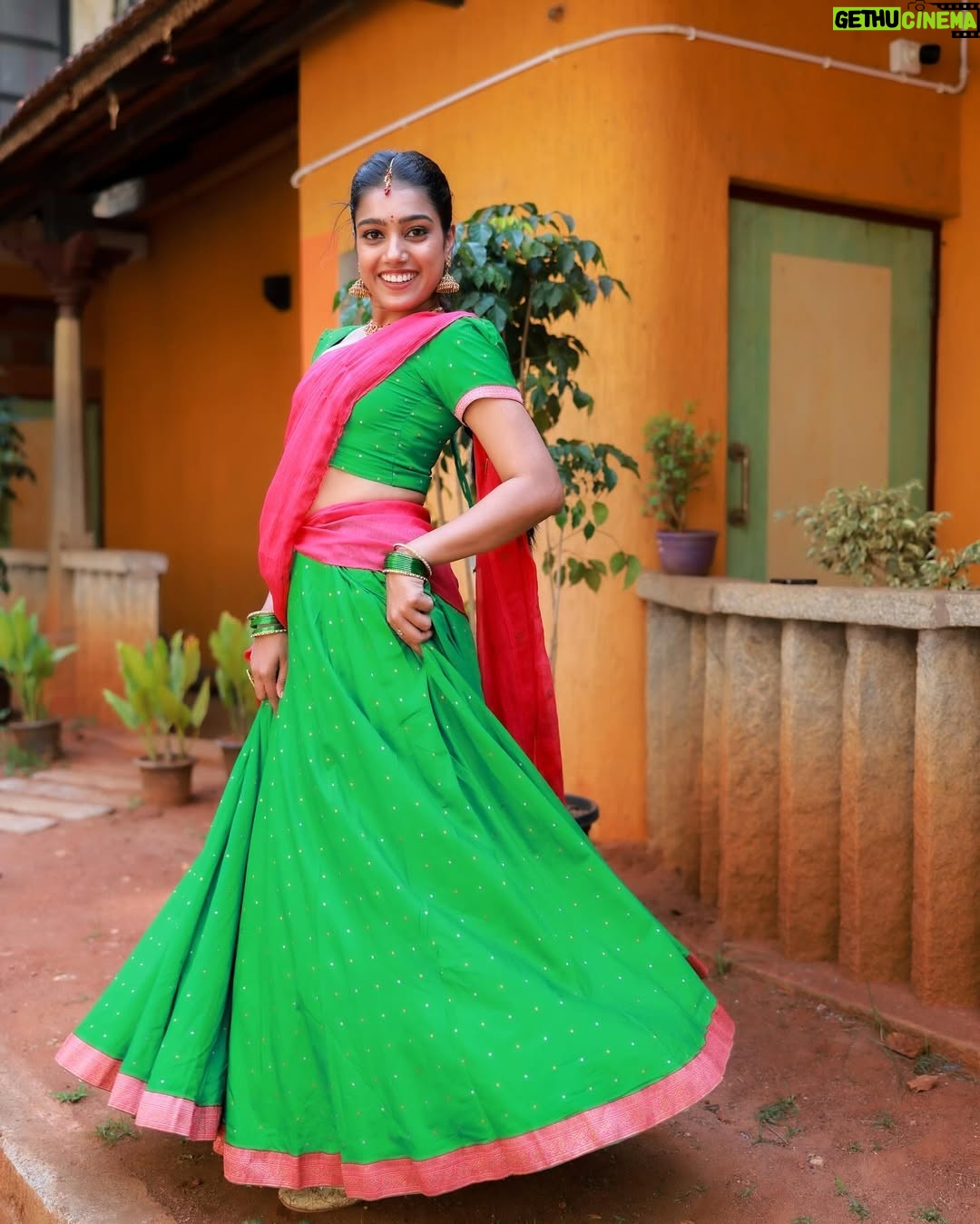 Ananya Amar - 6.4K Likes - ಬೆಂಗಳೂರು ಪಟ್ಟಣದ ಬೊಂಬೆ 🌺
outfit : Anki's wardrobe 🤍
pc @pavanphotography__ ☺️
.
.
#beingbujji #ananyaamar #BB2 #ZeeKannada #BharjariBachelorsSeason2