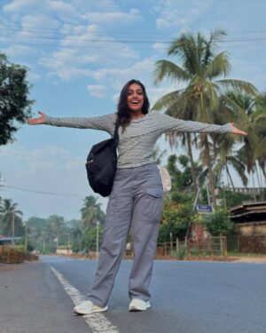 Ananya Amar Instagram - ಸಾರಿ ಸಾರಿ ಹೇಳುವೆ ನಿಂತು...ಯಲ್ಲಾಪುರ ಪ್ರೀತಿ ತುಂಬ್ತು ❤️ 
need my outfit deets??