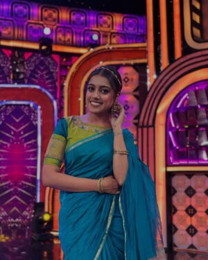 Ananya Amar Instagram - ಓ ಮದನಾರಿ in a saree 🥰 
gorgeous blouse from @rathamdesignstudio ❤️ 
you know whose saree this is 😉🤍
pc @praveenjain_official 🤗
