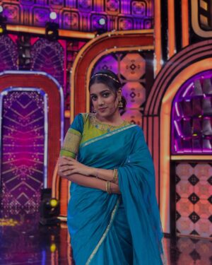 Ananya Amar Instagram - ಓ ಮದನಾರಿ in a saree 🥰 
gorgeous blouse from @rathamdesignstudio ❤️ 
you know whose saree this is 😉🤍
pc @praveenjain_official 🤗