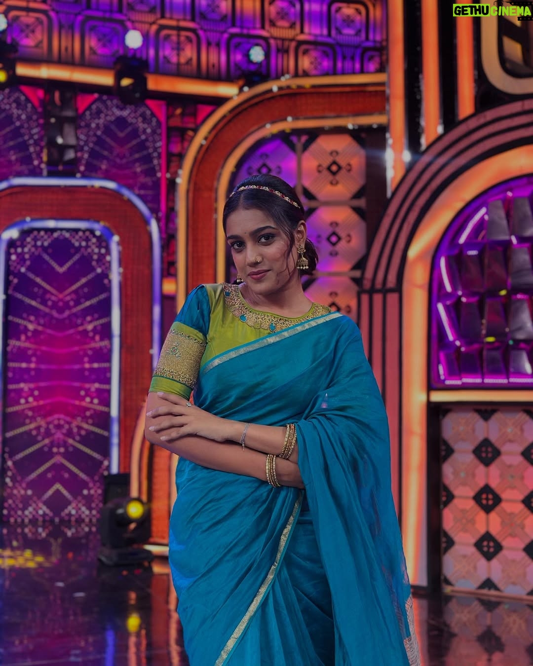 Ananya Amar - 5.9K Likes - ಓ ಮದನಾರಿ in a saree 🥰
gorgeous blouse from @rathamdesignstudio ❤️
you know whose saree this is 😉🤍
pc @praveenjain_official 🤗