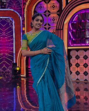 Ananya Amar Instagram - ಓ ಮದನಾರಿ in a saree 🥰 
gorgeous blouse from @rathamdesignstudio ❤️ 
you know whose saree this is 😉🤍
pc @praveenjain_official 🤗