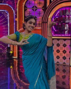 Ananya Amar Instagram - ಓ ಮದನಾರಿ in a saree 🥰 
gorgeous blouse from @rathamdesignstudio ❤️ 
you know whose saree this is 😉🤍
pc @praveenjain_official 🤗