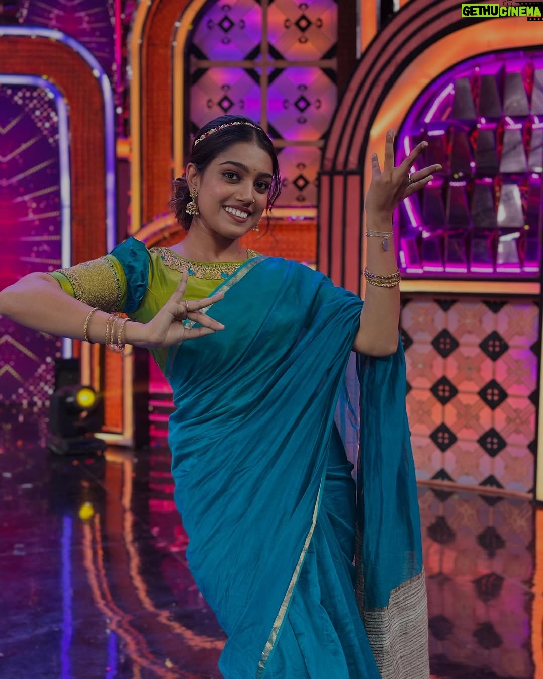 Ananya Amar - 5.9K Likes - ಓ ಮದನಾರಿ in a saree 🥰
gorgeous blouse from @rathamdesignstudio ❤️
you know whose saree this is 😉🤍
pc @praveenjain_official 🤗
