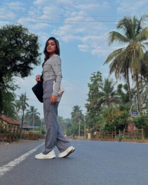 Ananya Amar Instagram - ಸಾರಿ ಸಾರಿ ಹೇಳುವೆ ನಿಂತು...ಯಲ್ಲಾಪುರ ಪ್ರೀತಿ ತುಂಬ್ತು ❤️ 
need my outfit deets??